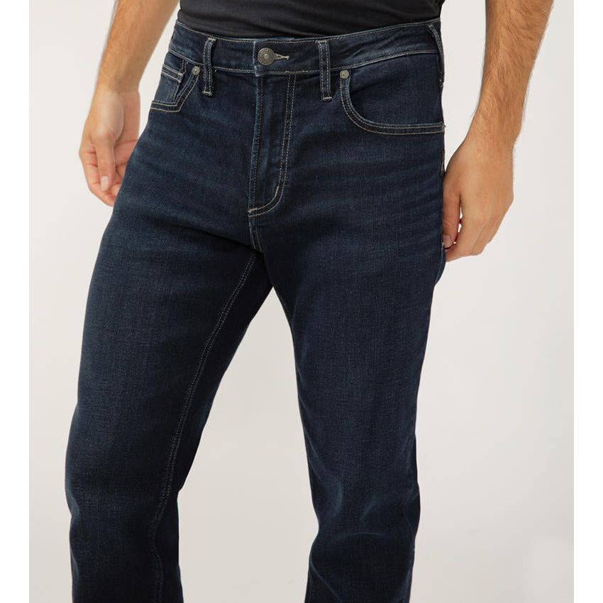 Stylish and comfortable, the Silver Grayson Straight in Radio Denim features a sleek fit and extra room at the waist.