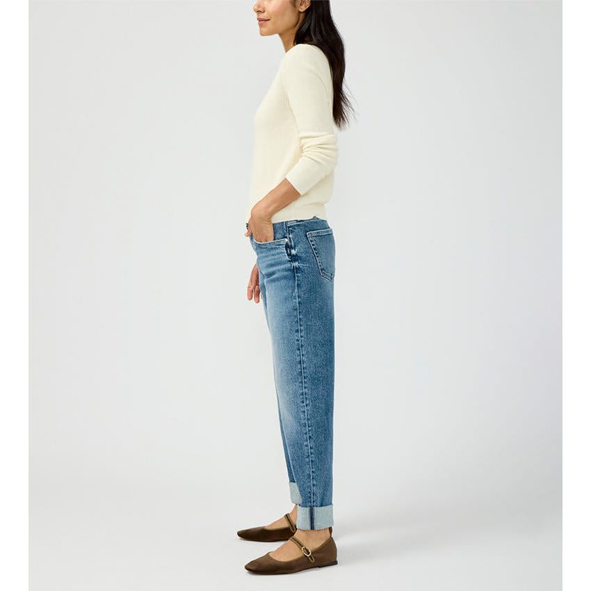 Silver Relaxed Straight Leg in Willow jeans on model with 28" inseam and 2.5" cuff.
