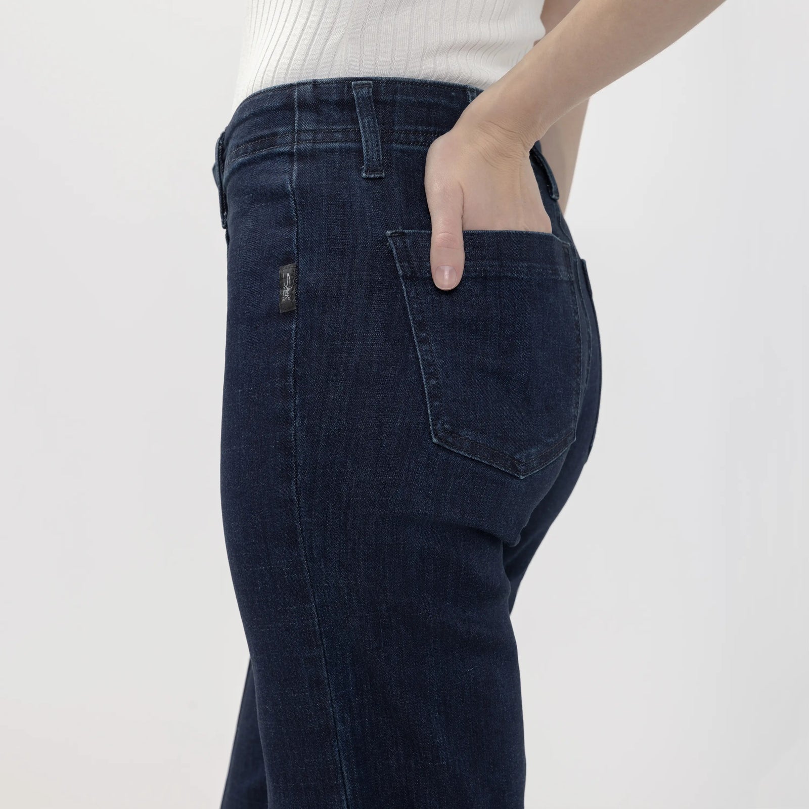 Dark blue Suki 70s trouser in Marco wash, featuring a curvy fit, contoured waistband, and wide leg detail.