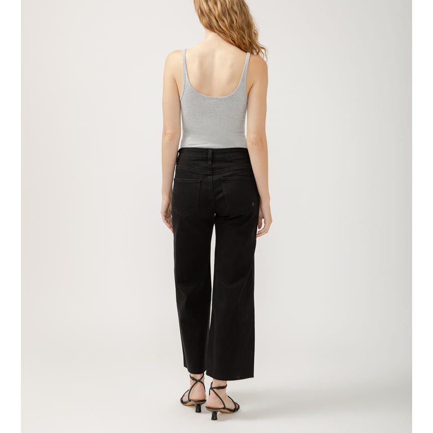 Silver Suki Ankle Wide Leg Black jeans offer a stylish fit, showcasing Luxe Stretch denim and a flattering silhouette.