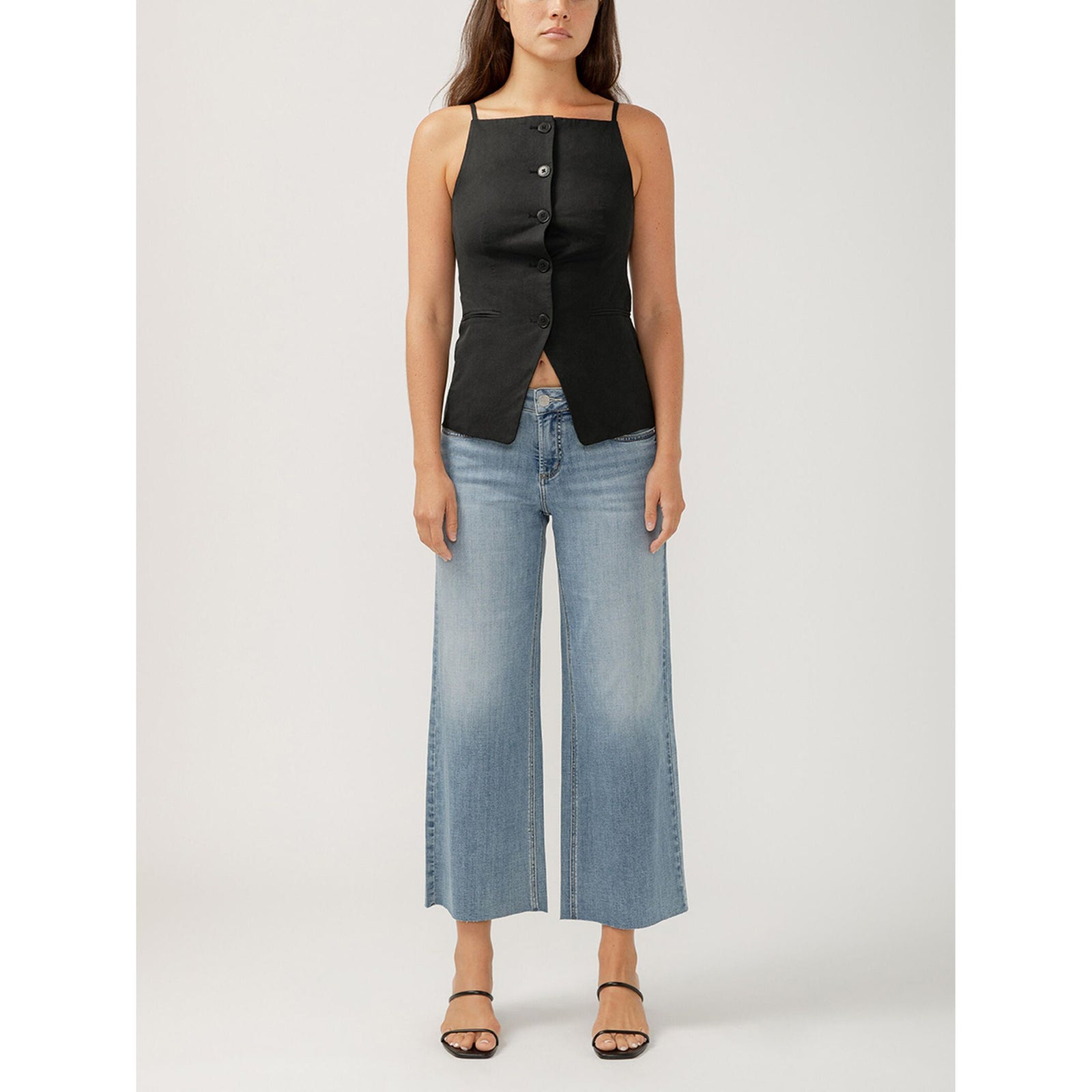 Silver Suki Ankle Wide Leg Indigo jeans on model, Luxe Stretch denim, flattering curvy-fit silhouette.
