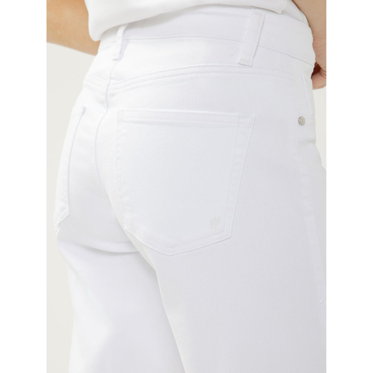 Silver Suki Wide Leg Cropped in White jeans with back pockets and contoured mid-rise fit.