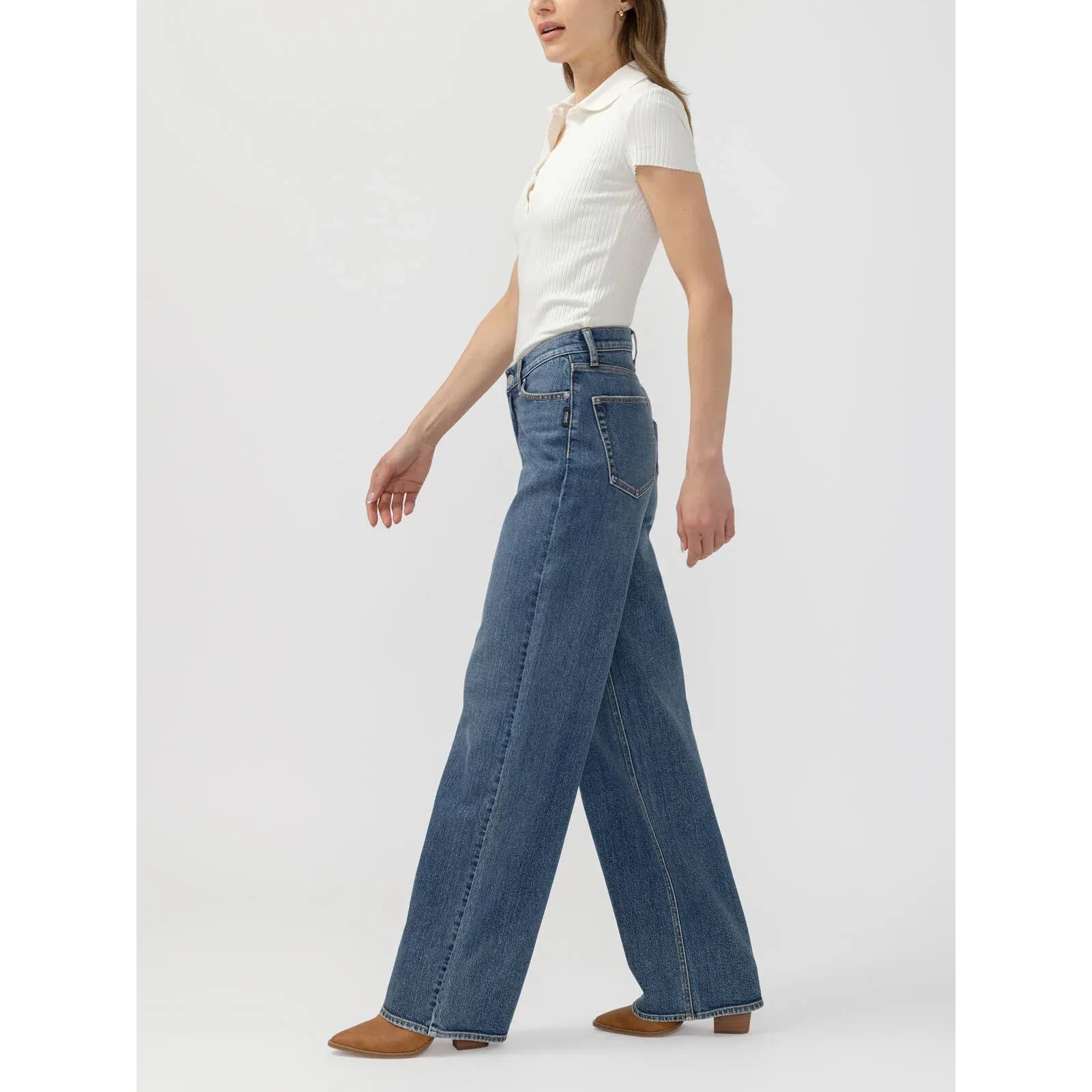 Silver V Front Wide Leg Pant in Root. Relaxed fit jeans with a curved waistline and wide leg silhouette for a flattering look.