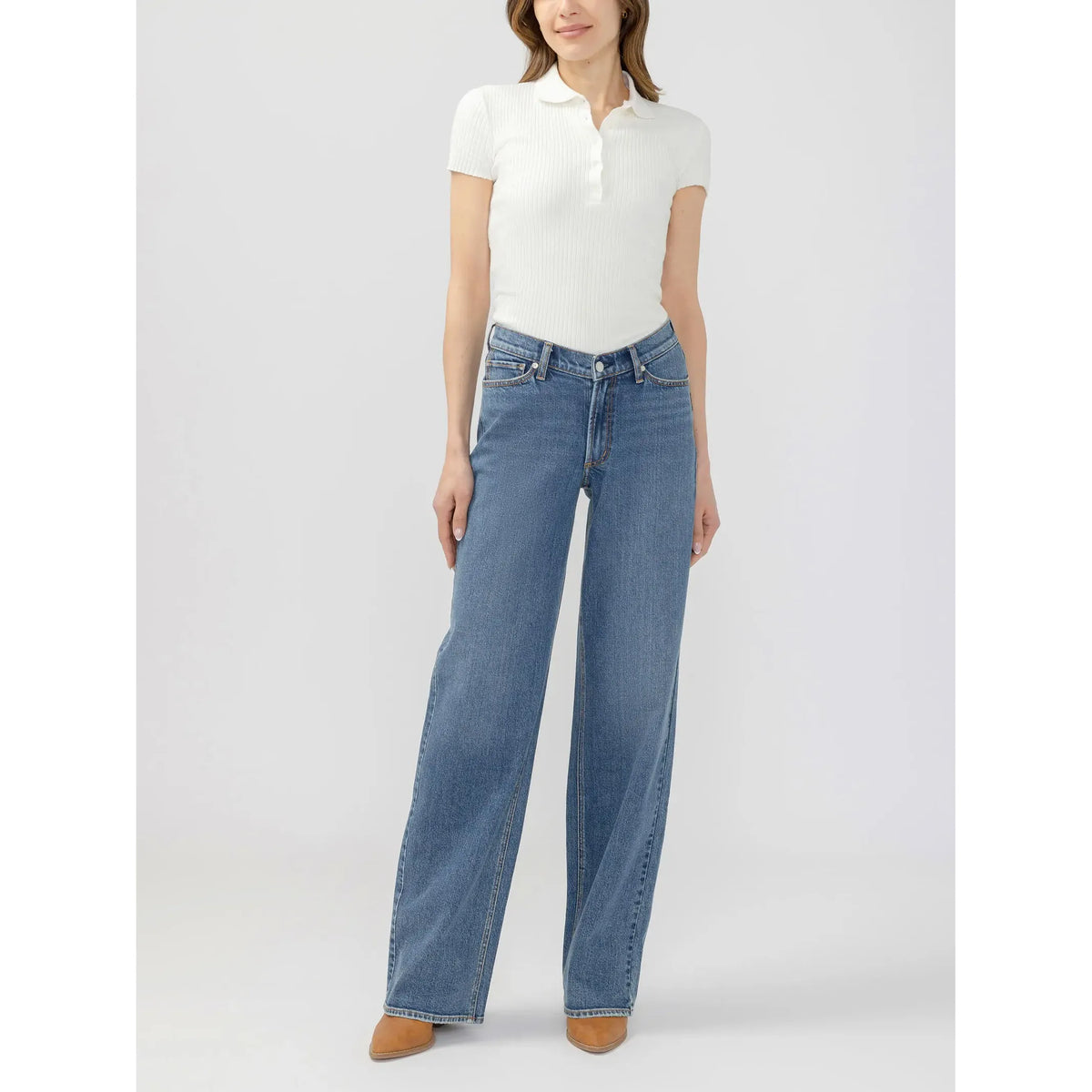 Silver V front wide leg jeans in root wash featuring a relaxed fit through the hip and thigh for a comfortable, modern look.