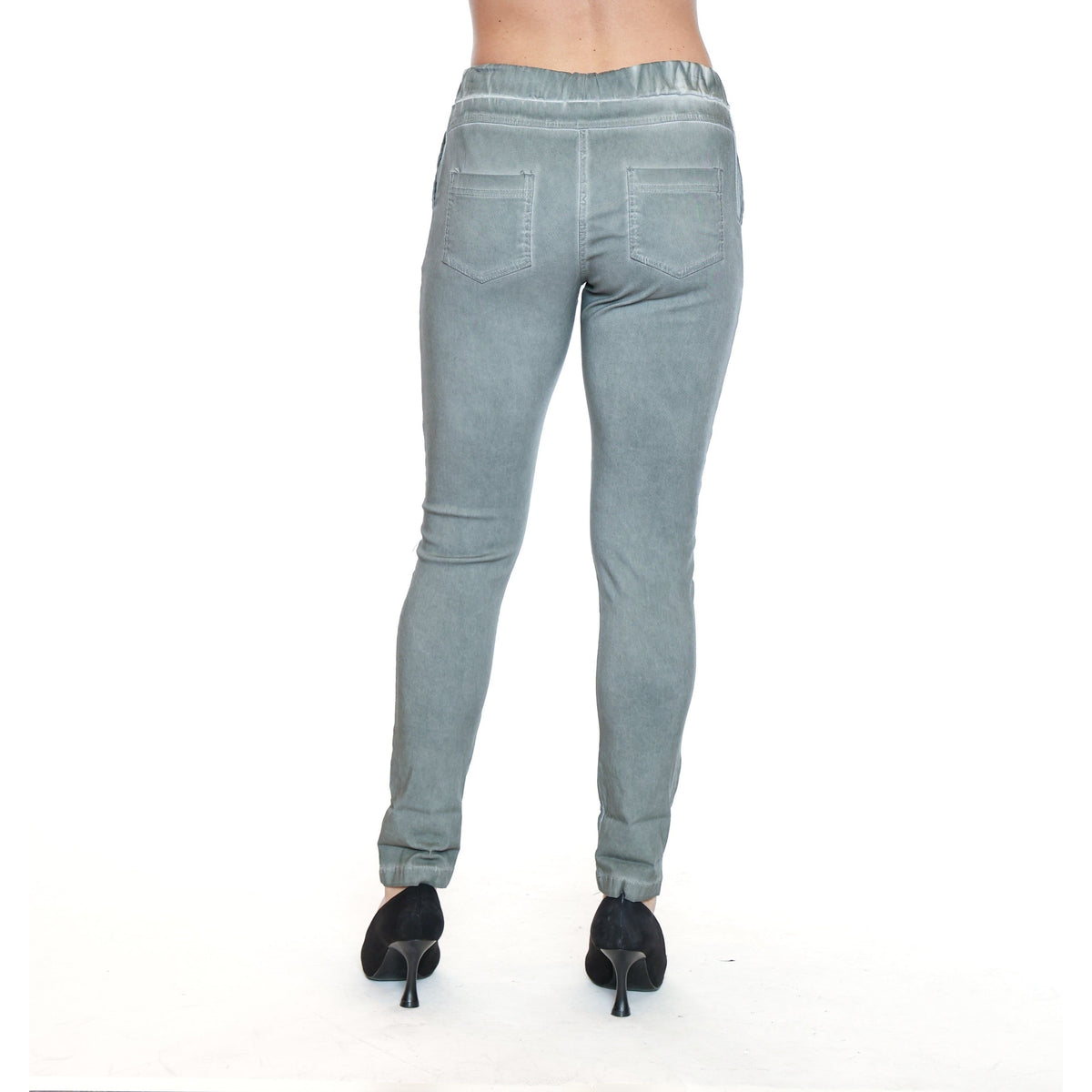 Sorella Pant with Zipper Detail Sage showcases stylish back pockets and a sleek fit, perfect for casual outings.