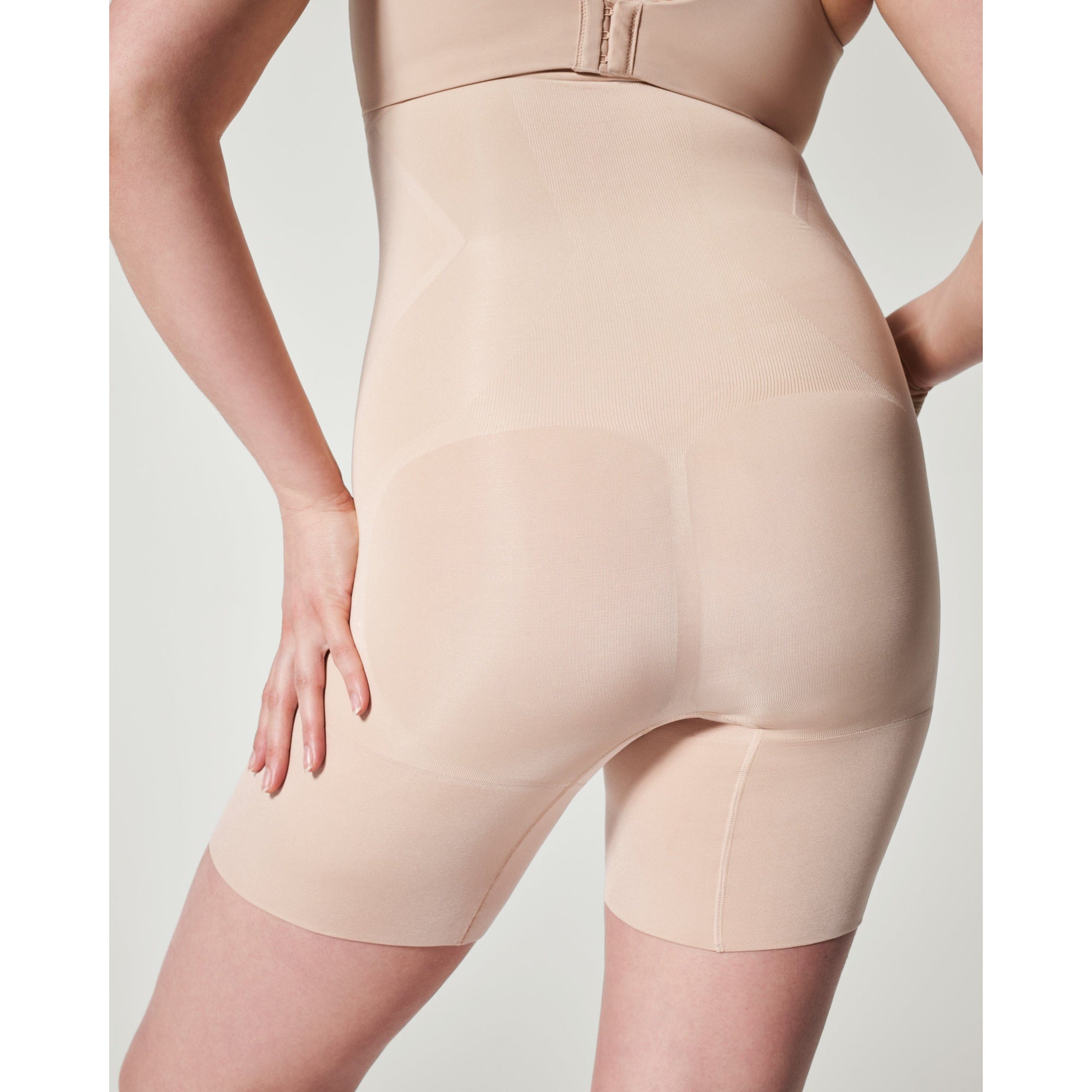 Spanx Spanx OnCore Sculpting High-Waisted Mid-Thigh Short