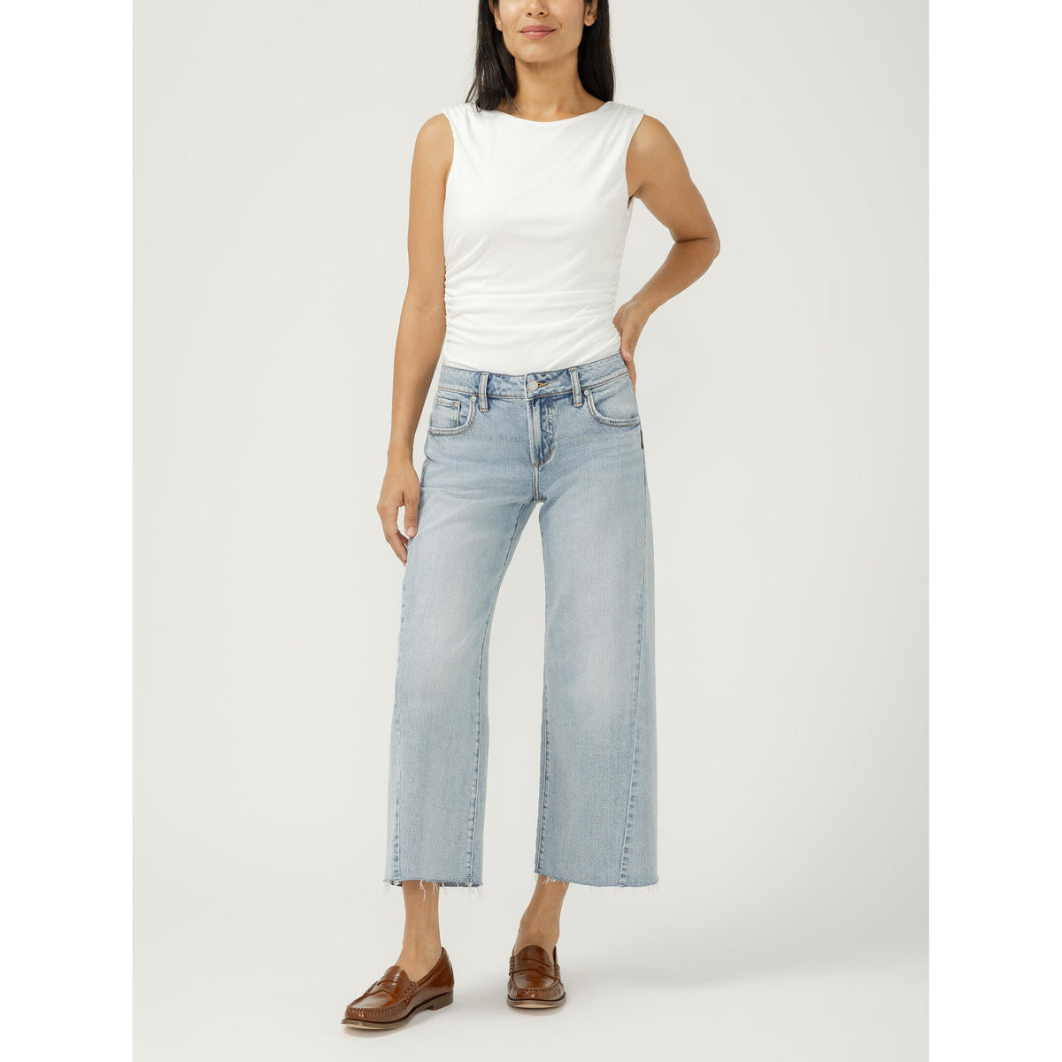 Silver Suki Wide Leg Cropped jeans in West End, mid-rise, flattering through hips and thighs, worn with white top.