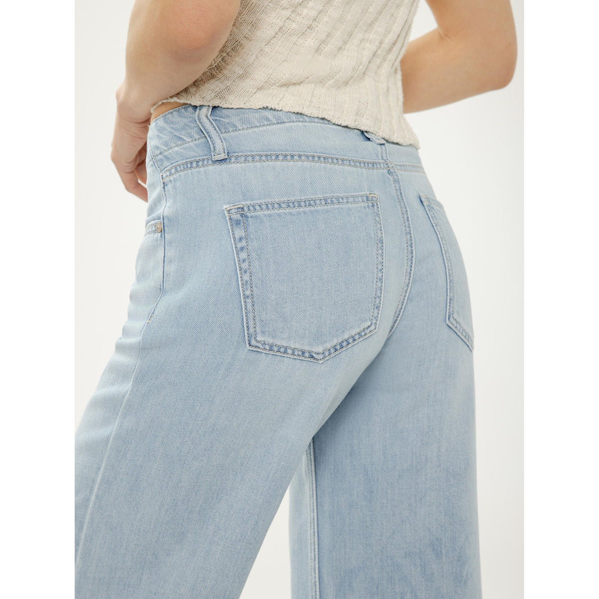 Silver Suki Wide Leg jeans in Dreamer's Edge, light wash, back view with pockets and contoured mid-rise waistband.
