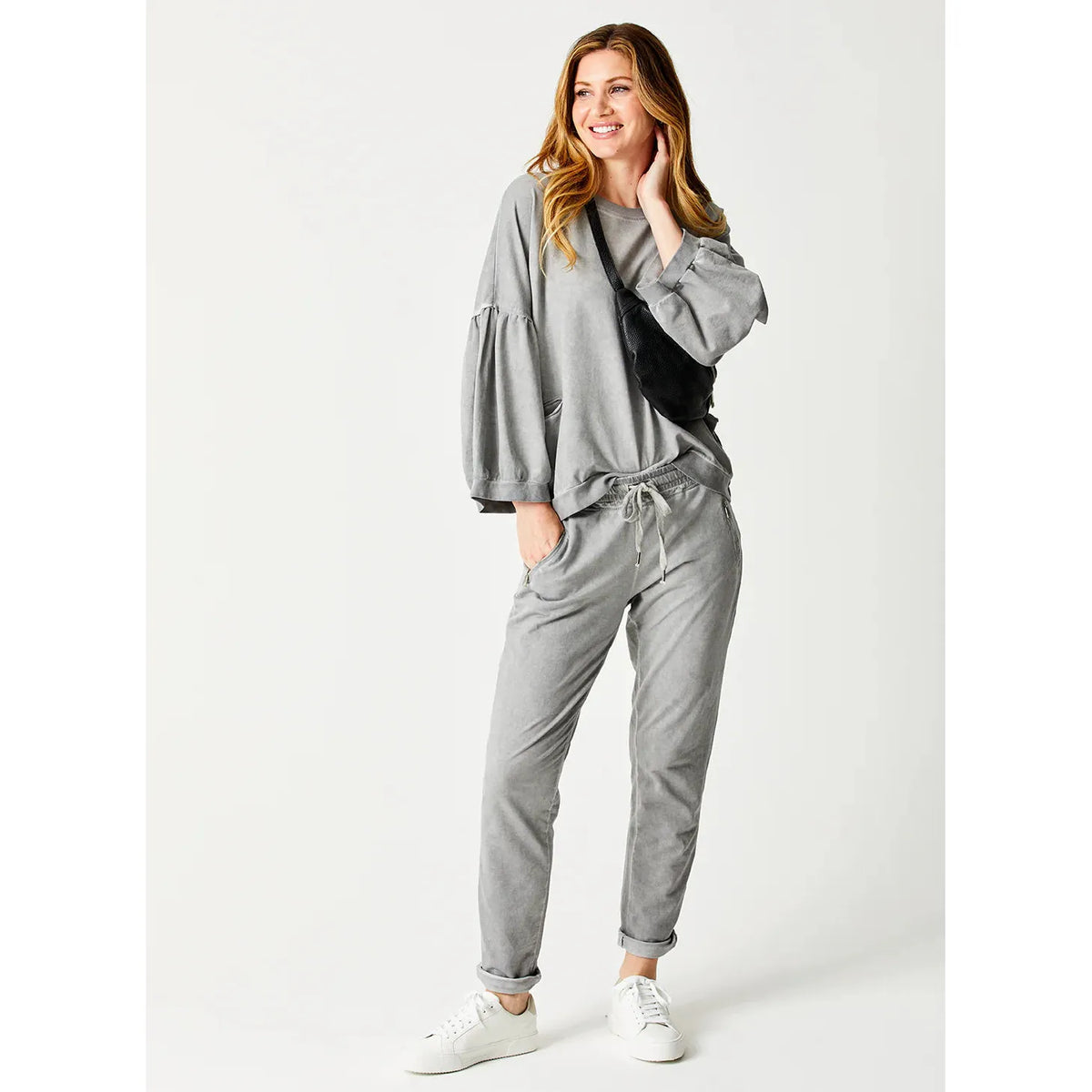Chic and comfy, the Suzy D Bailey Vintage Wash Side Zip Jogger features stylish zipped pockets and soft cotton fabric.