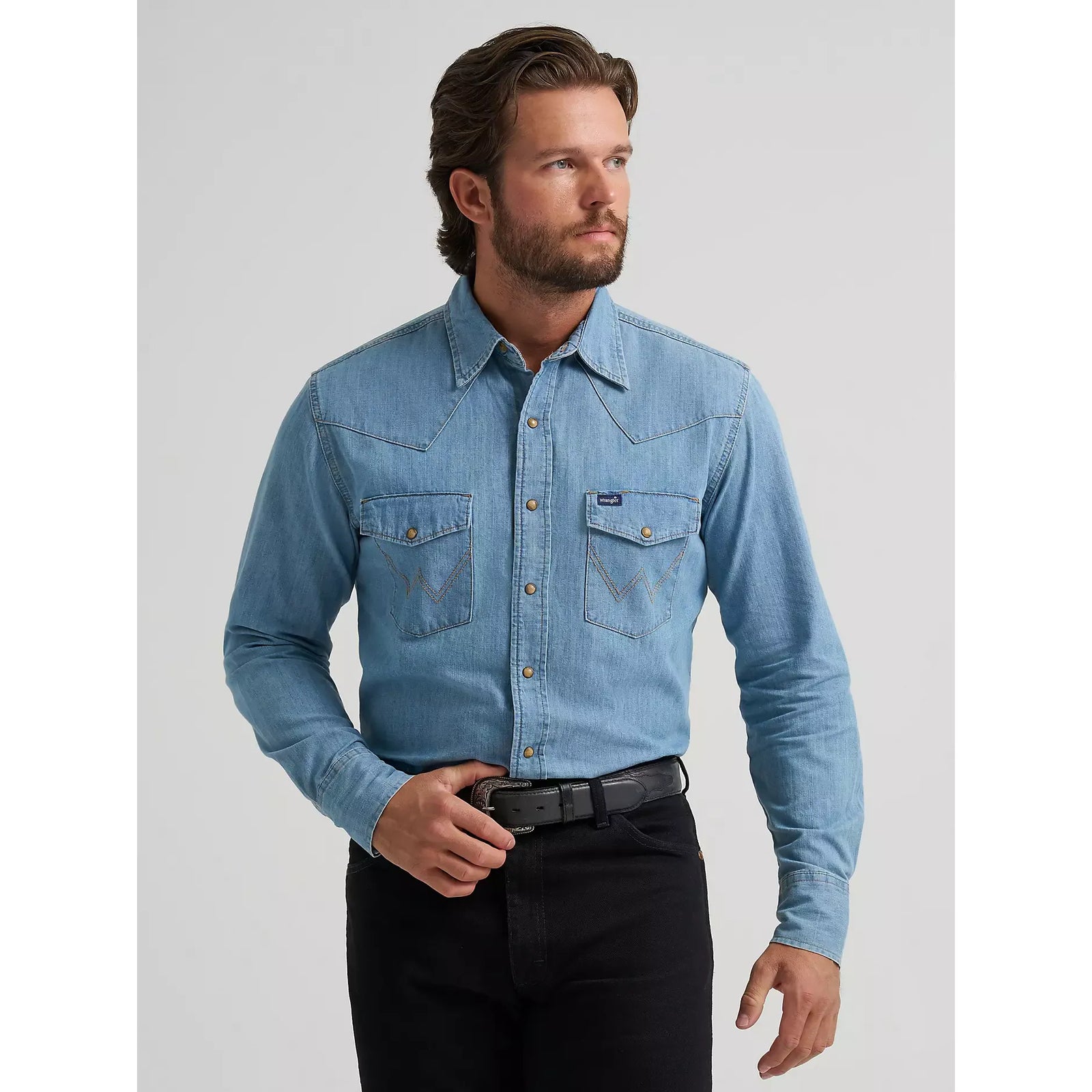 Wrangler Classic Denim Snap Shirt in light indigo with W-stitching, Western yoke, snap placket, pockets with flaps.