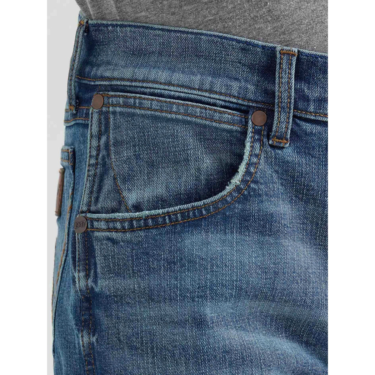 Wrangler Western Retro Slim Boot in Harris denim with leather patch and W stitching at the front pocket.