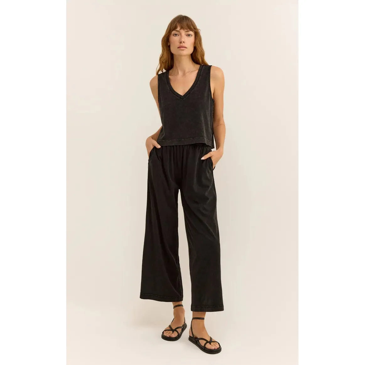 Stylish and comfy, the Z Supply Scout Jersey Flare Pant features a relaxed fit and soft jersey fabric for versatile wear.