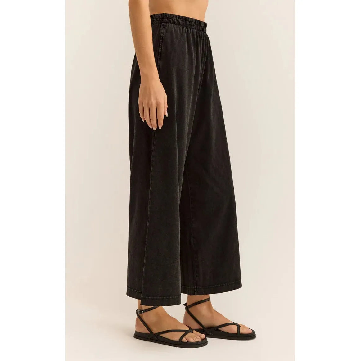 Chic and comfy, the Z Supply Scout Jersey Flare Pant features a relaxed fit and wide leg design perfect for any occasion.