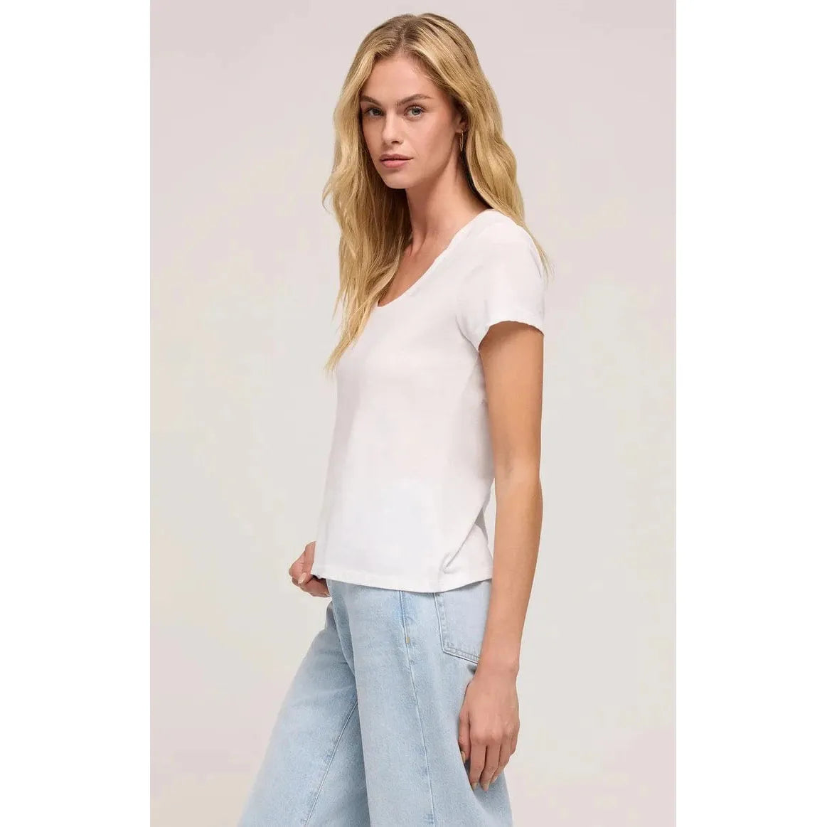 Discover comfort with the Z Supply Anywhere Scoop Tee, featuring a cozy fit and soft jersey fabric for everyday wear.